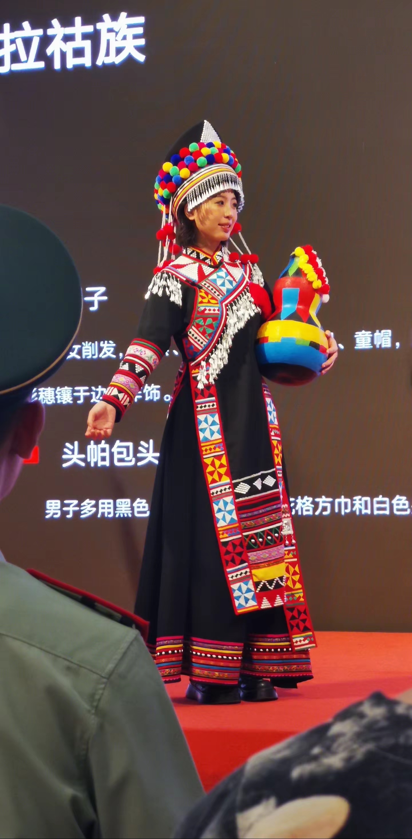 国庆受邀到上海博物馆走秀 · 1